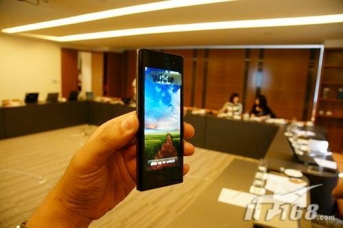 LG BL40 Chocolate visto en uso comun