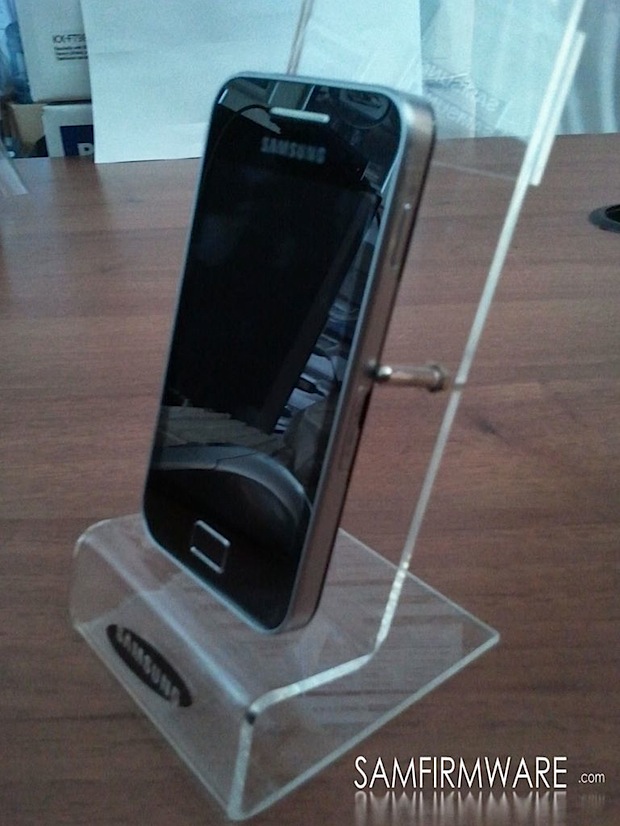 Samsung S5830 con Android OS aparece en fotos