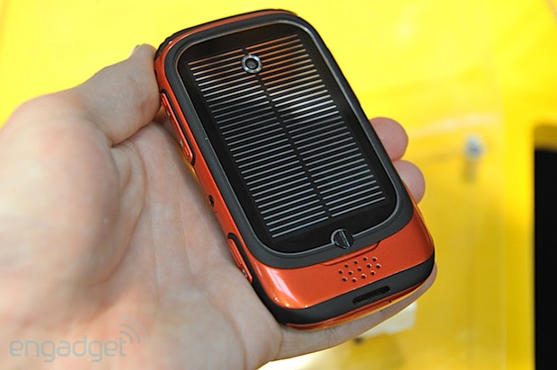 Intivation presenta al Umeox Apollo, un smartphone Android Froyo, u$s 100, panel solar
