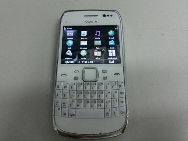 Nokia E6-00 capturado en fotos y videos