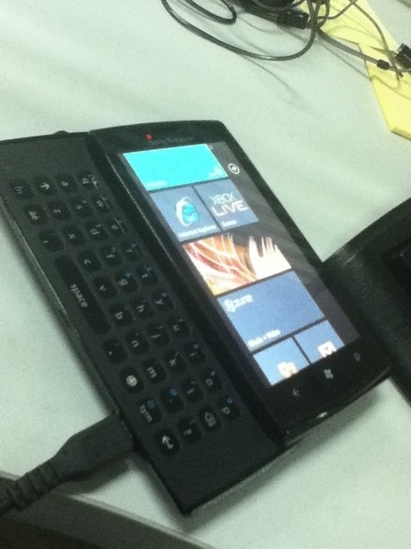 Smartphone Sony Ericsson con Windows Phone 7 fotografiado