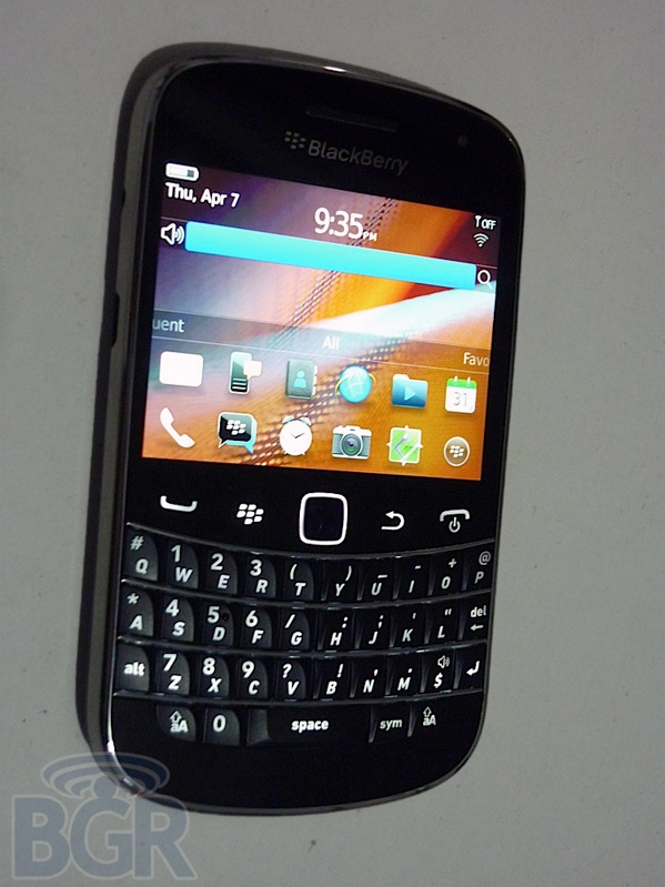 Blackberry Bold Touch 9930 fotografiado en detalle