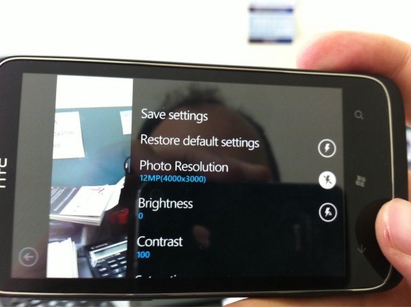 Smartphone HTC Windows Phone con cam de 12 megapixels aparece