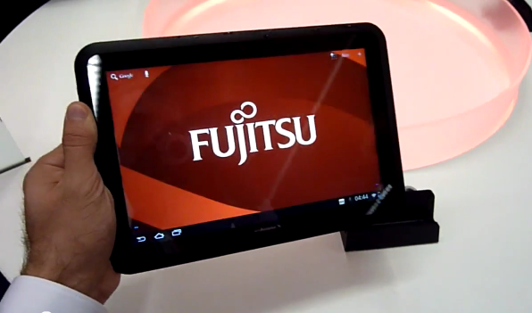 Tablet Fujitsu Arrows LTE Tab se sumerge en agua