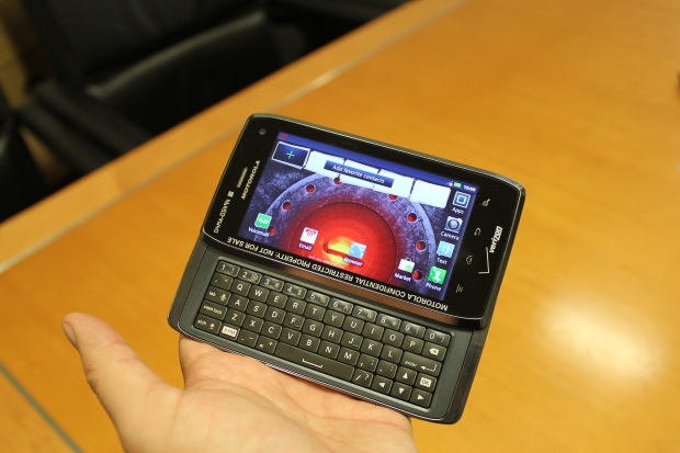 Motorola DROID 4, tablets Xyboard mostrados en fotos