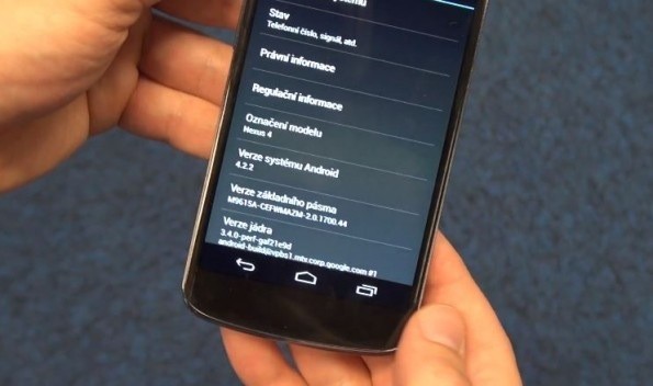 Nexus 4 con Android 4.2.2 capturado en video
