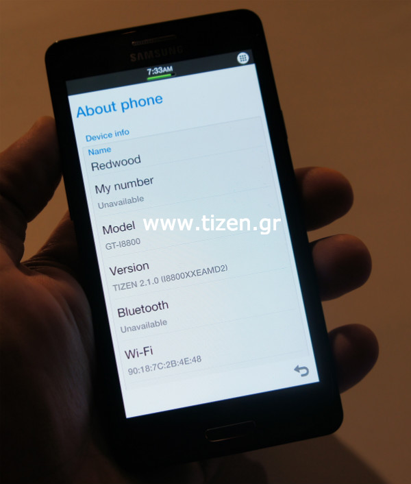 Samsung Redwood, el primer smartphone Tizen, posa para la cámara
