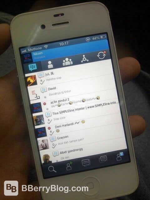 BlackBerry Messenger corriendo en el iPhone mostrado en foto