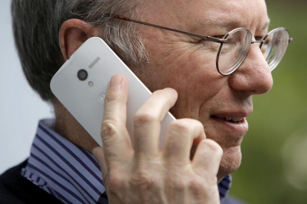 Eric Schmidt de Google fotografiado utilizando al Moto X