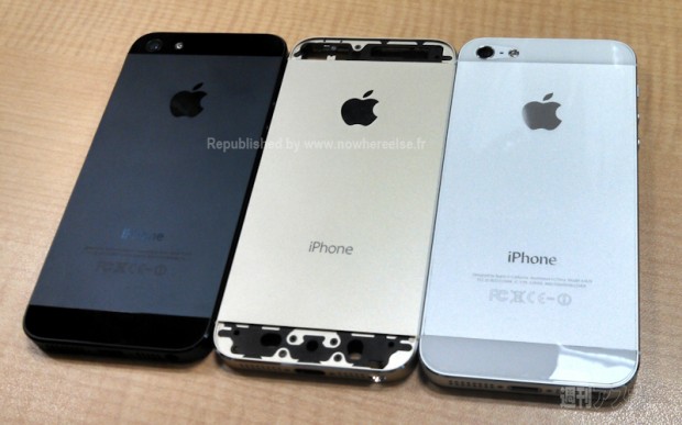 iPhone 5S color champagne posa junto al iPhone 5