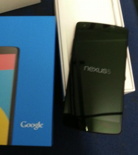 Nexus 5 junto a su caja posando para foto