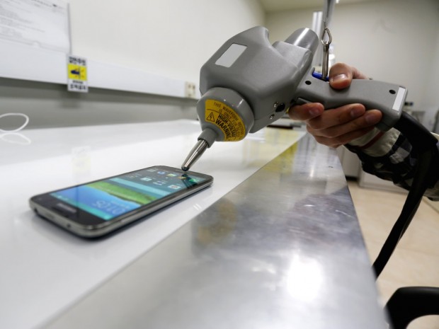 static-electricity-can-ruin-a-phone-samsung-uses-a-static-electricity-gun-to-zap-phones-to-make-sure-they-remain-resistant-to-shock