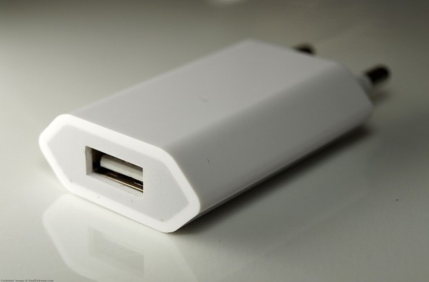 Apple reemplaza cargadores de iPhone con fallas en Europa