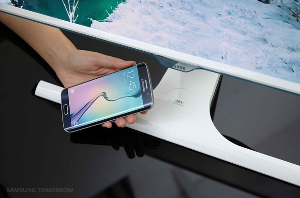 Samsung lanza un monitor que carga inalámbricamente el smartphone