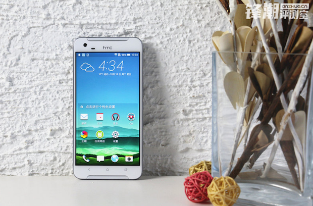 HTC One X9 vuelve a posar para la cámara
