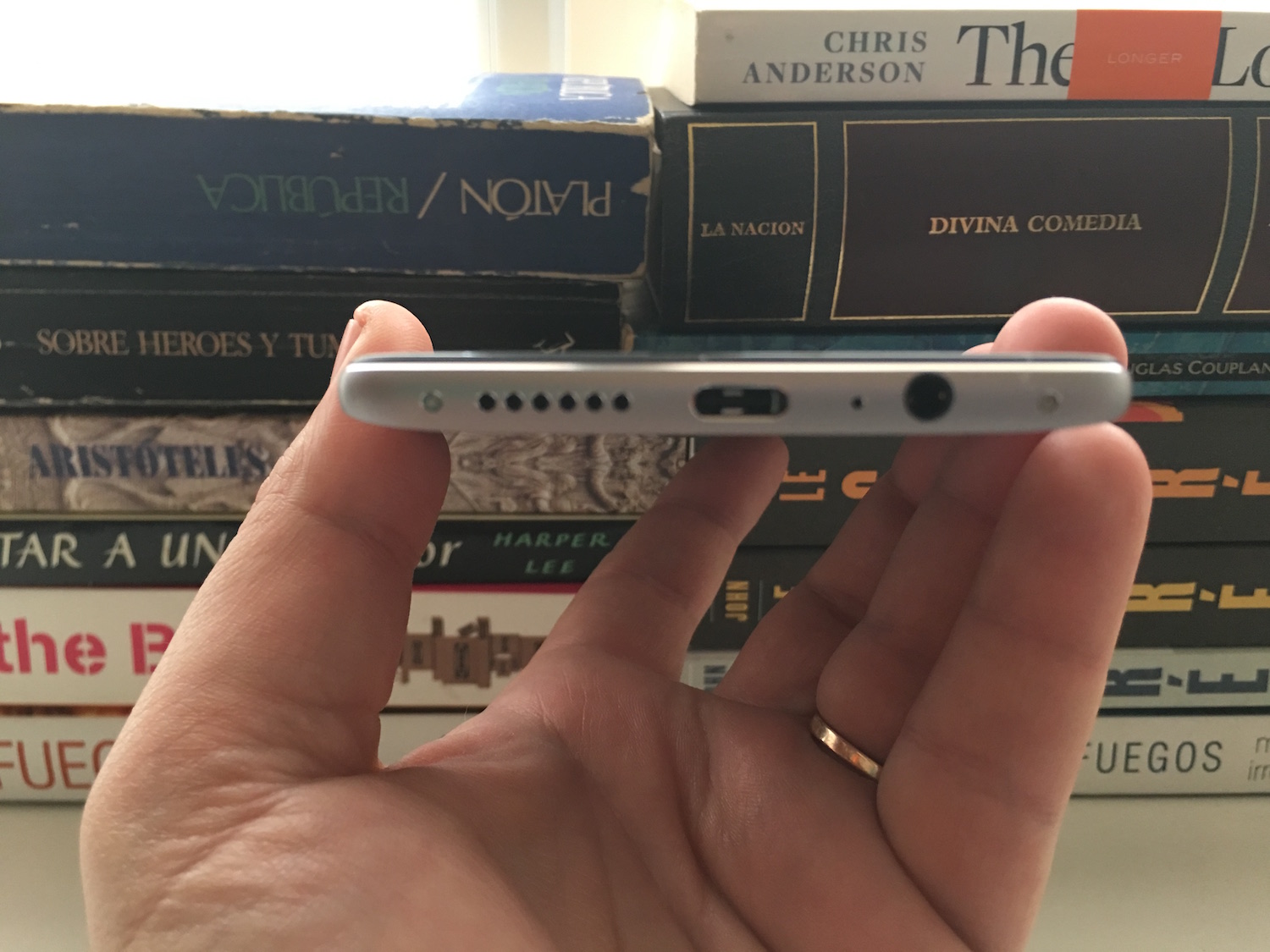 Un puerto USB-C en la parte inferior
