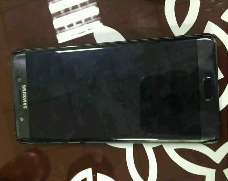 samsung galaxy note 7 posa para la cámara