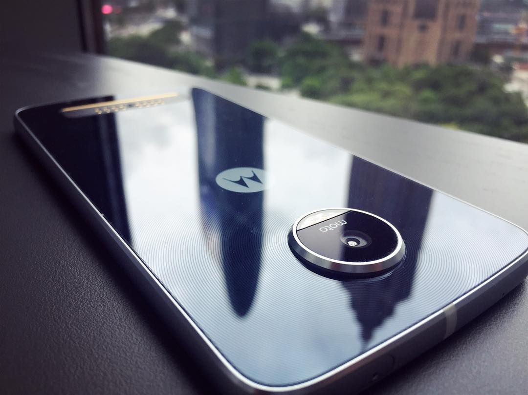 Moto Z Play se filtra en nuevas fotos mostrando variante en color blanco
