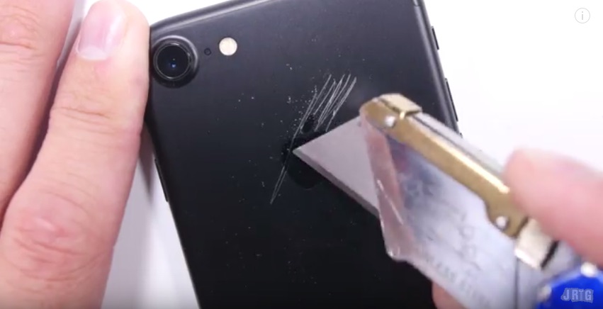iPhone 7 negro es sometido a pruebas de resistencia