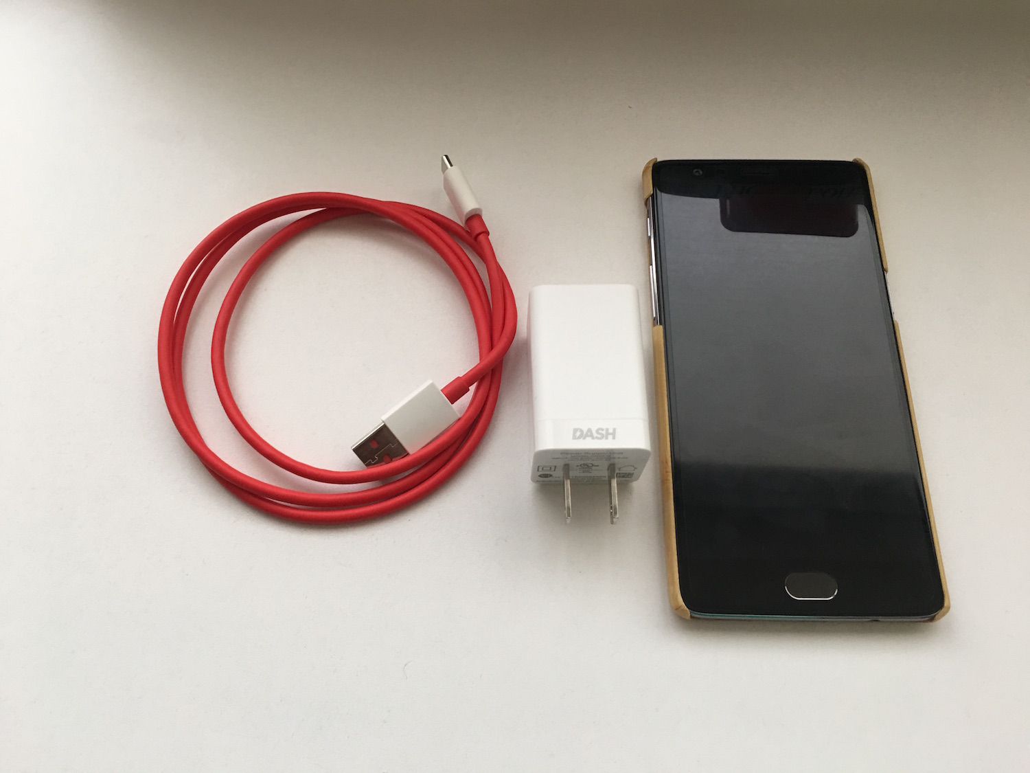 Emily Ratajkowski y OnePlus se unen para promocionar Dash Charge
