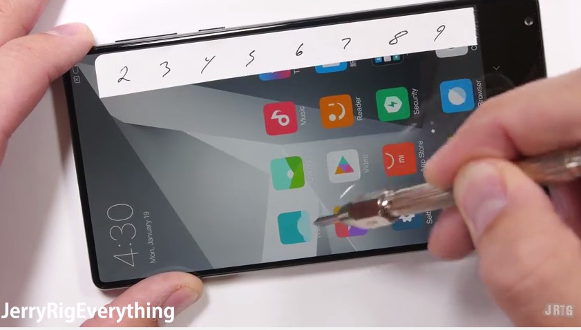 Xiaomi Mi Mix es sometido a pruebas de resistencia con resultados interesantes