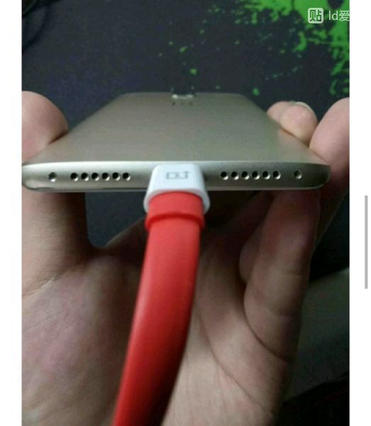 Arista inferior de un supuesto OnePlus 5.