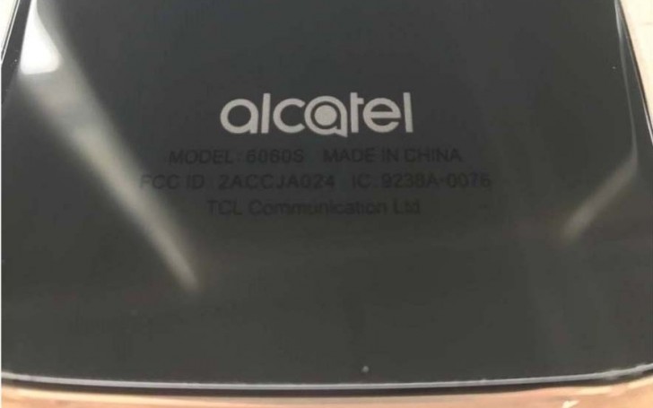 Extremo inferior del dorso del supuesto Alcatel Idol 5s.