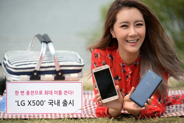 Póster oficial publicitario del LG X500 mostrando sus dos colores.