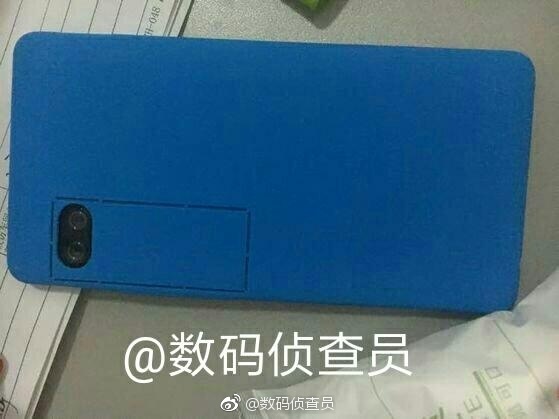 Fotografía del prototipo 8 del Meizu Pro 7 con carcasa protectora de plástico azul.
