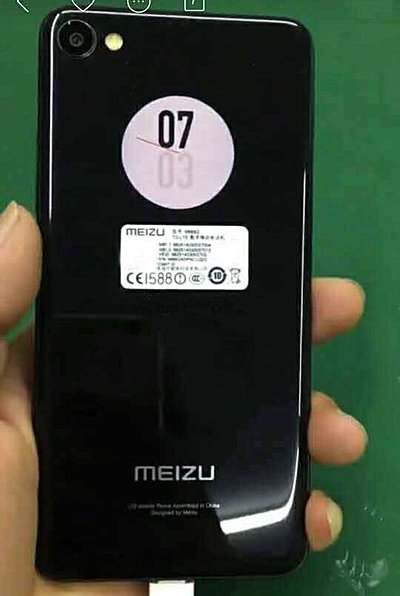 Fotografía del Meizu X2 con su segundo display mostrando la hora.