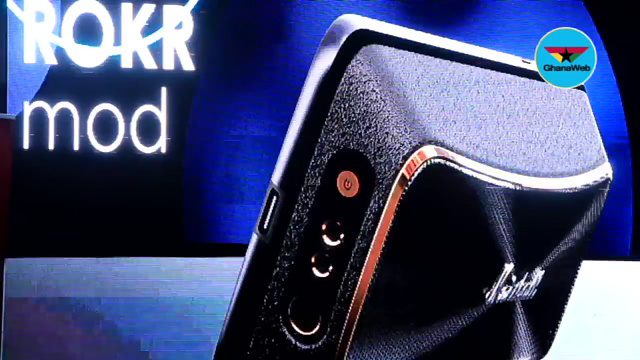 Captura de una publicidad del Moto Mod ROKR en camino.