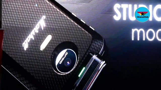 Captura de una publicidad del Moto Mod Studio en camino.
