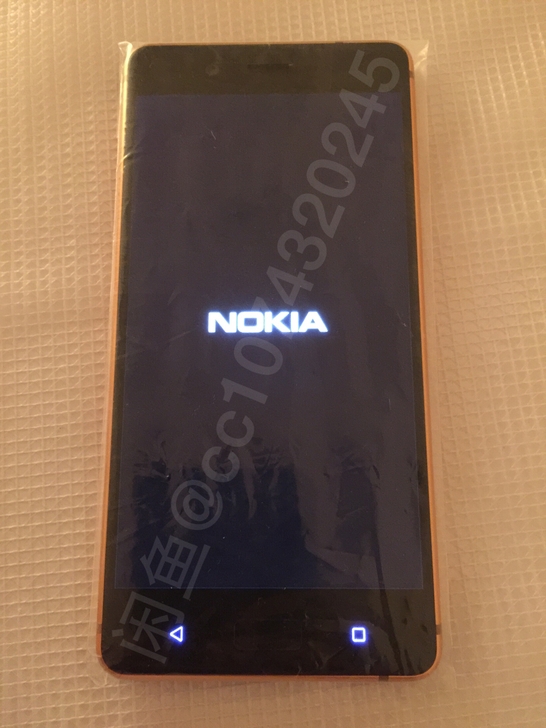 Fotografía del frente del supuesto prototipo del Nokia 8 color bronce.