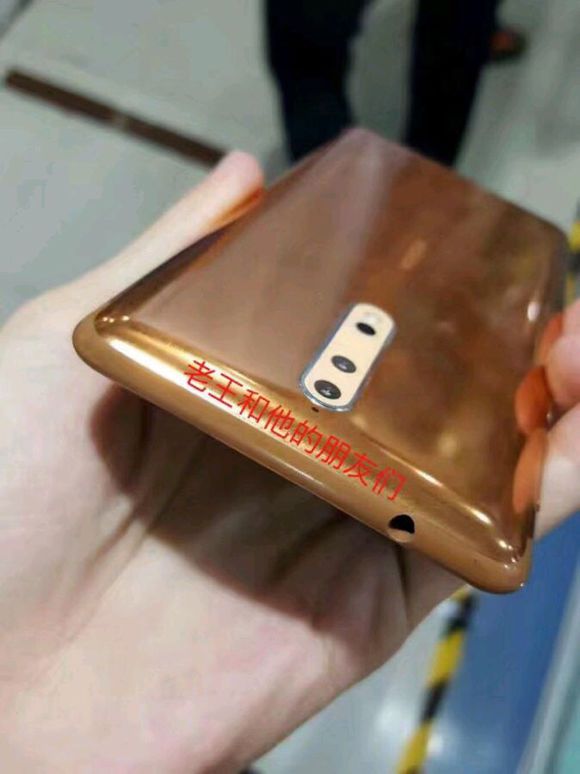 Ángulo cenital del dorso del supuesto Nokia 8 color bronce en camino.