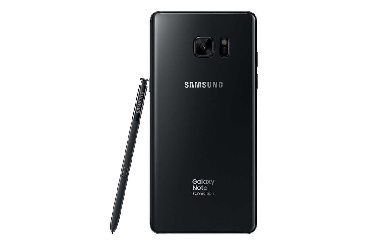 Dorso del Samsung Galaxy Note FE con su respectivo lápiz inteligente.
