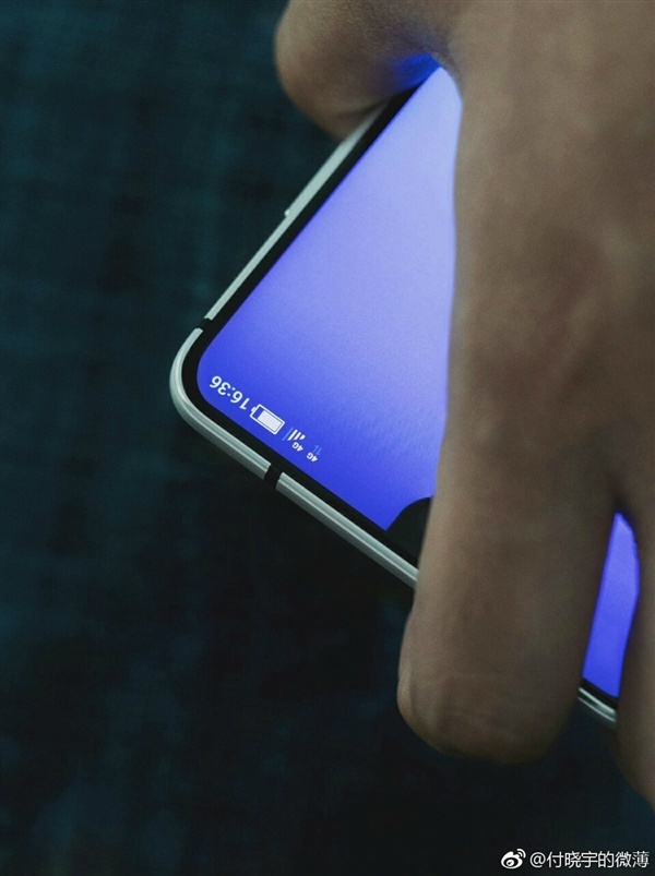 Imagen el Weibo de un smartphone de Sharp prácticamente sin biseles.