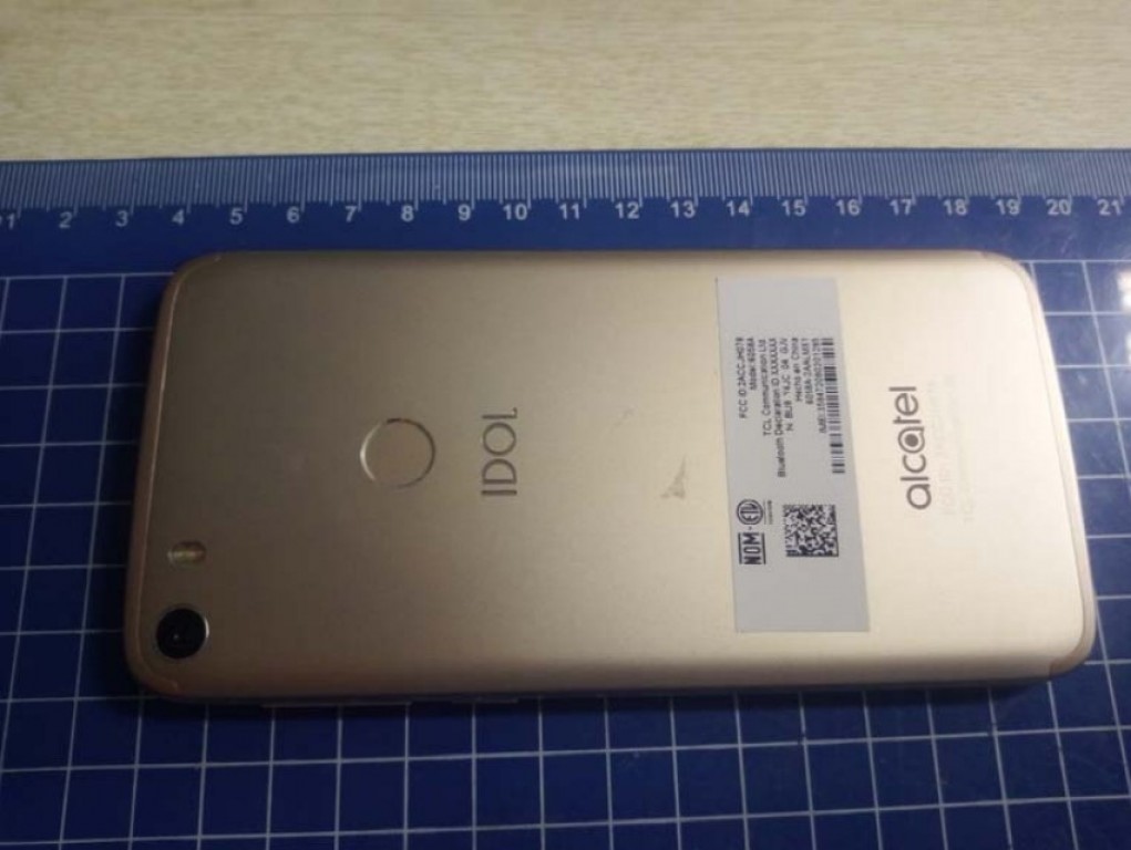 Imagen oficial de la FCC del dorso del Alcatel Idol 5 blanco y gris.