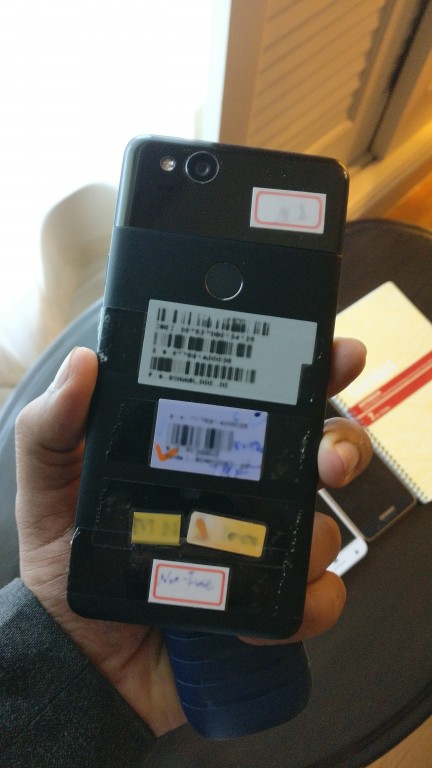 Fotografía del dorso del prototipo del Google Pixel 2. 