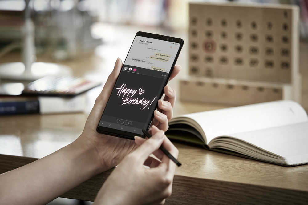 También hay que soplar los micrófonos del Samsung Galaxy Note 8 y Galaxy S8/S8+