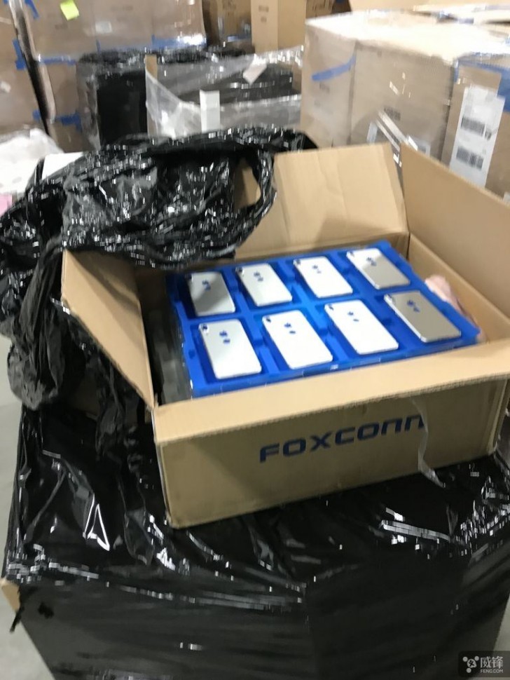 Cargamento de Foxconn exhibiendo el dorso del supuesto iPhone 8.