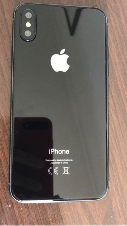 Fotografía del dorso del supuesto iPhone 8.