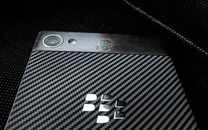 Fotografía filtrada del dorso del hipotético BlackBerry Krypton.