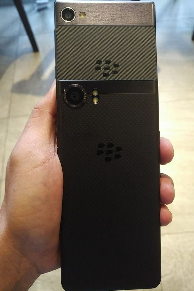 Fotografía filtrada del hipotético BlackBerry Krypton con slider.