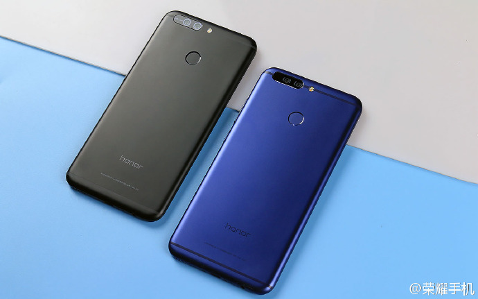 De izquieda a derecha: Huawei Honor 7X y Huawei Honor V9.