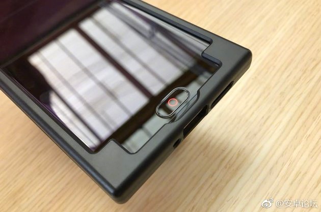 Fotografía filtrada con foco en el bisel inferior de lo que parece ser el Nubia NX589J.