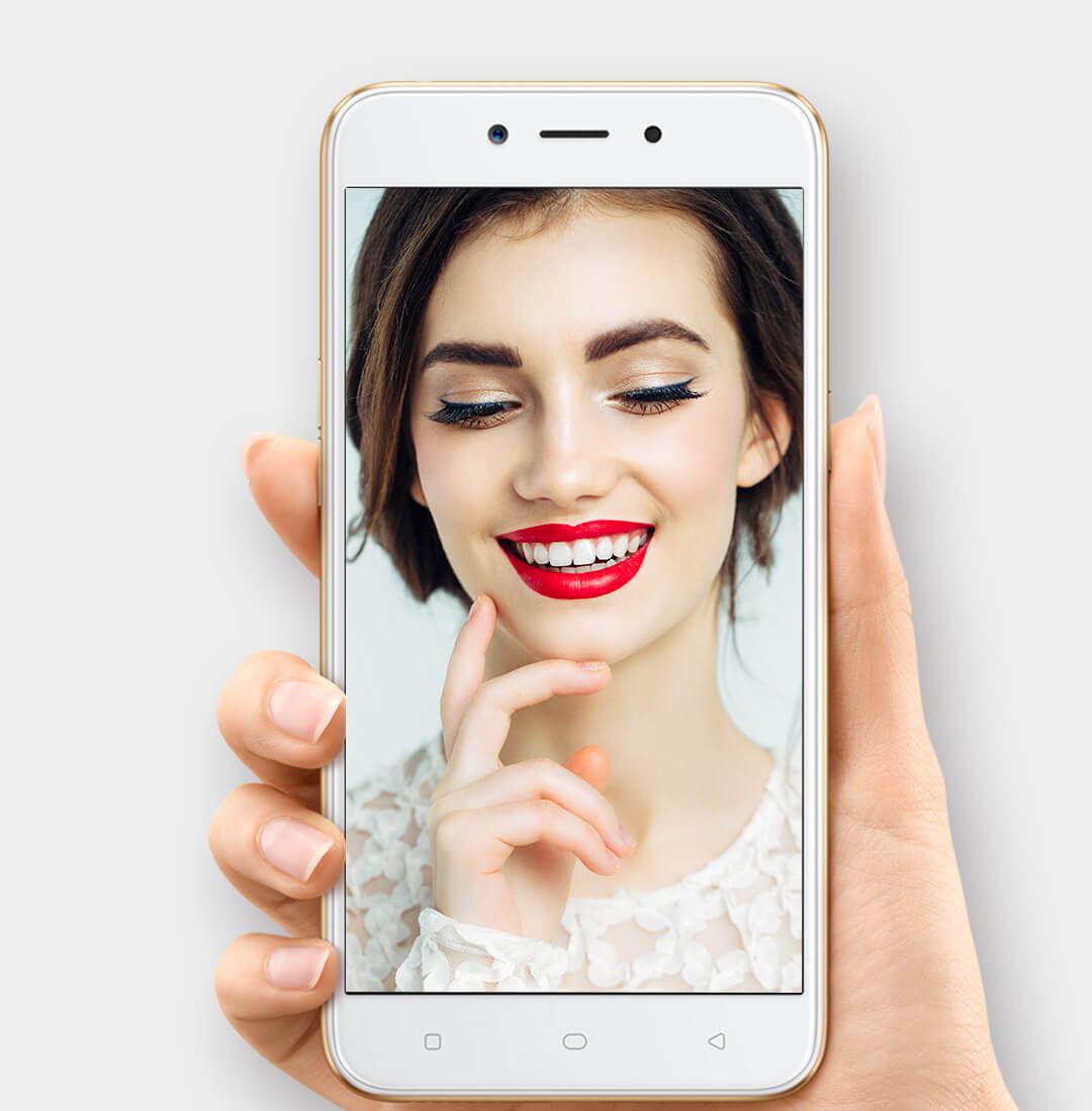 Render publicitario oficial del OPPO A71 blanco y dorado.