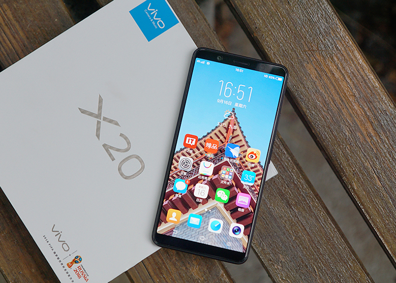 Imagen oficial del display en uso del Vivo X20.