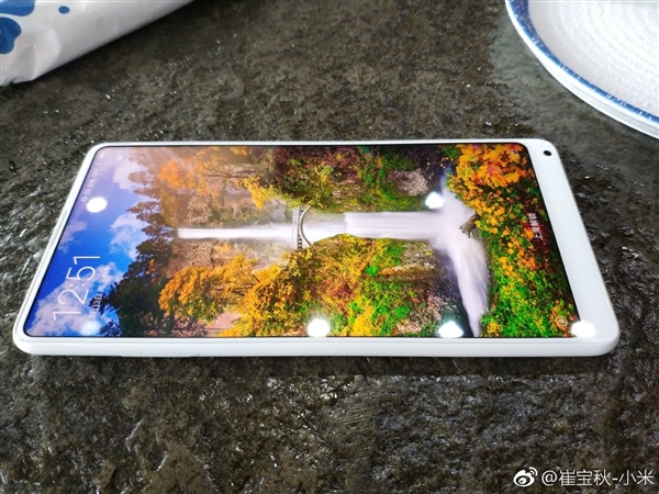 Fotografía del Xiaomi Mi Mix 2 Special Edition blanco.