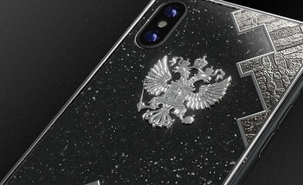 iPhone X con carcasa de meteorito Seymchan personalizada por Caviar.