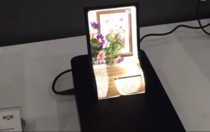 Fotografía de uno de los modelos de displas OLED flexibles expuestos por BOE Display.
